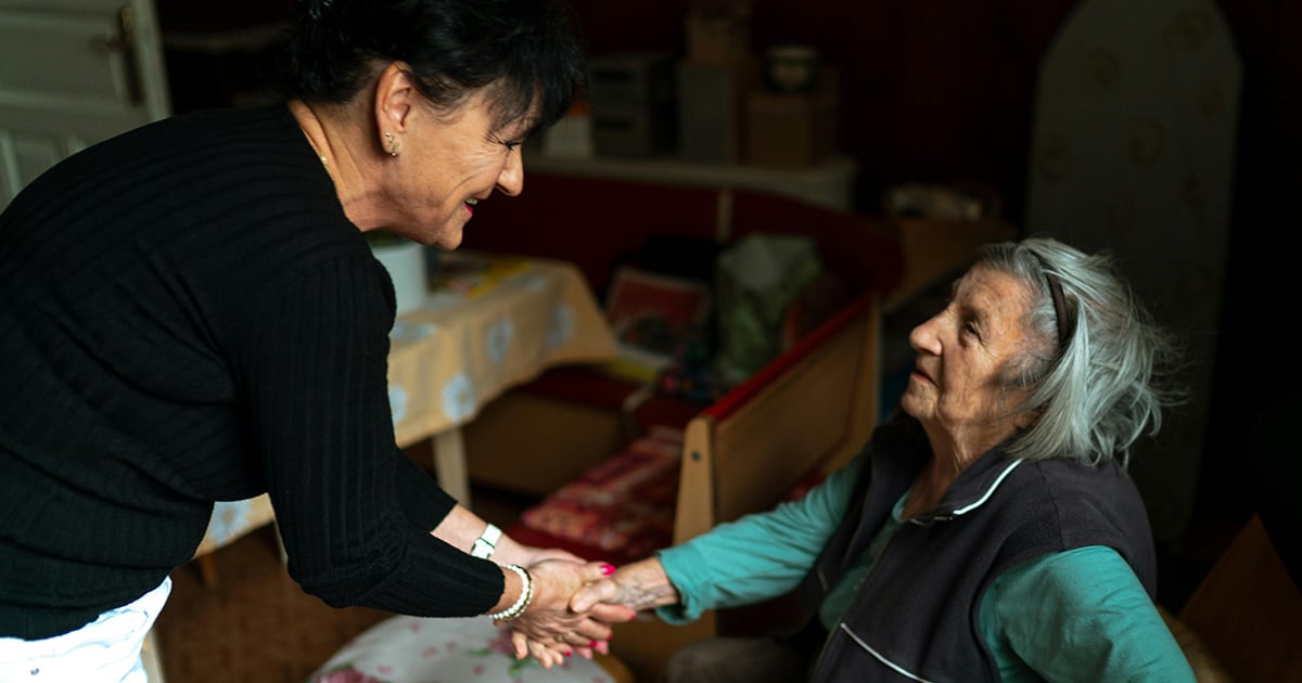 Familienangehörige am Bett einen sterbenden Menschen
