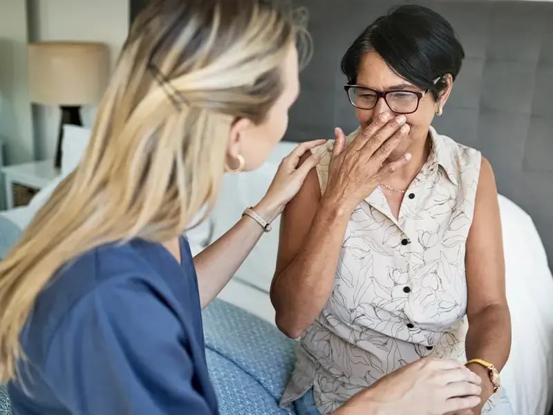 Pflegefachperson Psychiatrie tröstet Klientin
