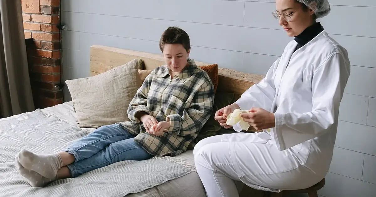 Pflegerin bereitet Infusion für Krebs-Patientin zuhause vor